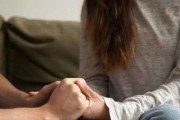 老公出轨怎么挽回婚姻（以老公出轨第三者怎么办为例，探讨妻子挽回婚姻的攻略）