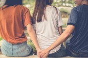分手后的暧昧女友（她是否还喜欢我？如何处理这种情况？）