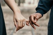 老公出轨，如何挽回婚姻？（从三个角度解决婚姻危机，恢复幸福生活）